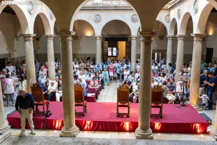 Reina y damas Los Milagros 2026./ Viksar Fotografía