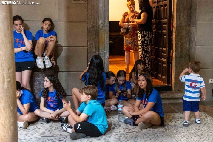 Reina y damas Los Milagros 2026./ Viksar Fotografía