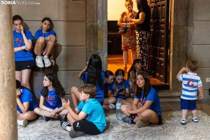 Reina y damas Los Milagros 2026./ Viksar Fotografía