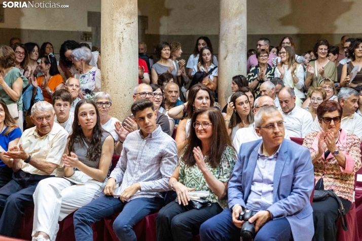 Reina y damas Los Milagros 2026./ Viksar Fotografía