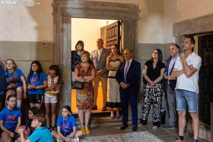 Reina y damas Los Milagros 2026./ Viksar Fotografía