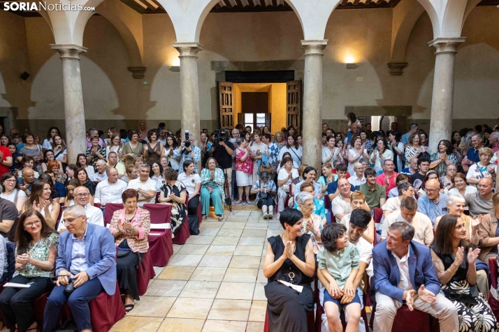 Reina y damas Los Milagros 2026./ Viksar Fotografía
