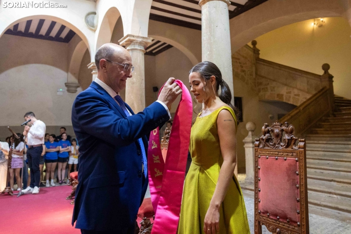 Reina y damas Los Milagros 2026./ Viksar Fotografía