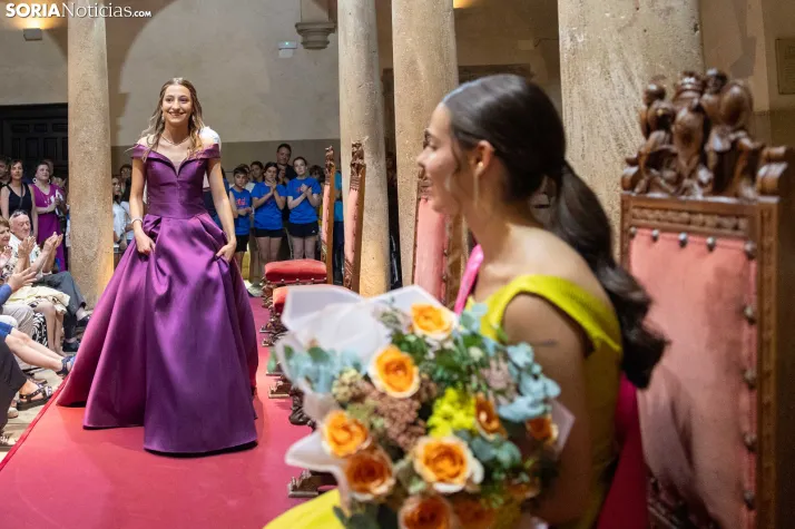 Reina y damas Los Milagros 2026./ Viksar Fotografía