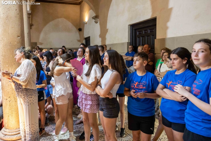 Reina y damas Los Milagros 2026./ Viksar Fotografía