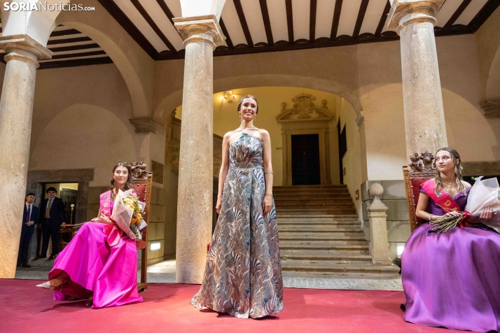 Reina y damas Los Milagros 2026./ Viksar Fotografía