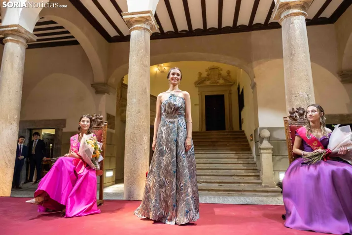Reina y damas Los Milagros 2026./ Viksar Fotografía