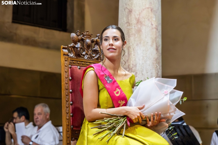 Reina y damas Los Milagros 2026./ Viksar Fotografía