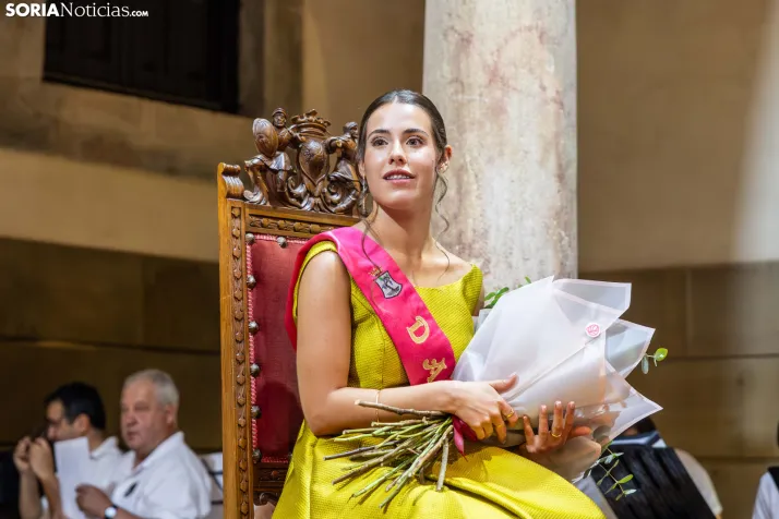 Reina y damas Los Milagros 2026./ Viksar Fotografía