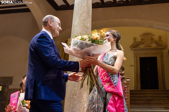 Reina y damas Los Milagros 2026./ Viksar Fotografía