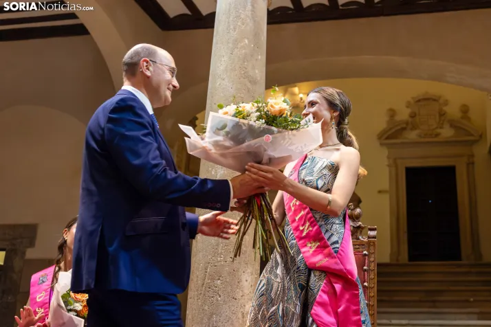 Reina y damas Los Milagros 2026./ Viksar Fotografía