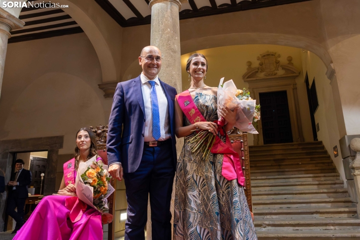 Reina y damas Los Milagros 2026./ Viksar Fotografía