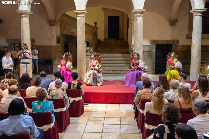 Reina y damas Los Milagros 2026./ Viksar Fotografía