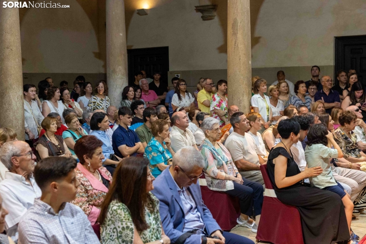 Reina y damas Los Milagros 2026./ Viksar Fotografía