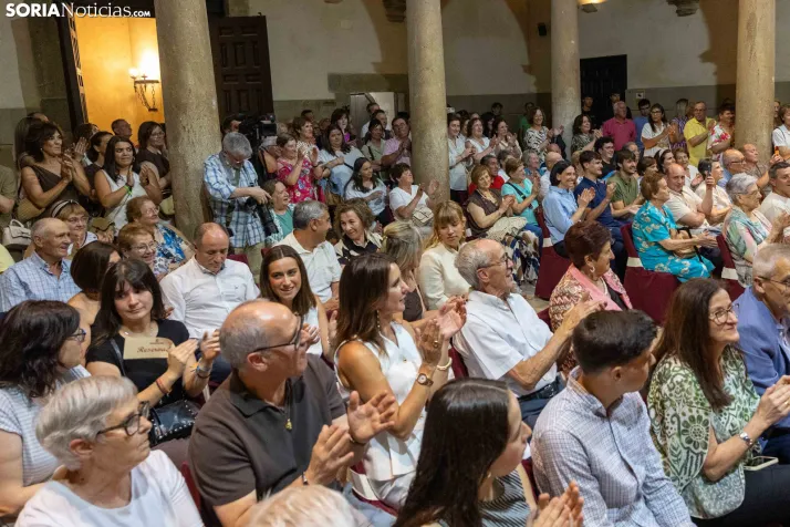 Reina y damas Los Milagros 2026./ Viksar Fotografía