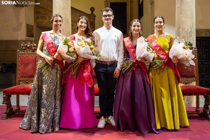 Reina y damas Los Milagros 2026./ Viksar Fotografía