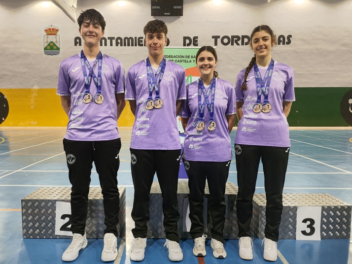El Valonsadero Bádminton arrasa en el Autonómico Sub19 con cinco medallas