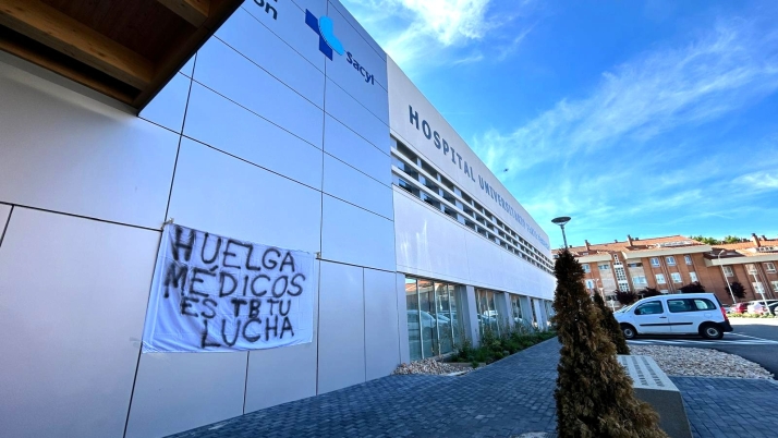 Vuelven las pancartas de protesta al hospital mientras baja el seguimiento de la huelga médica