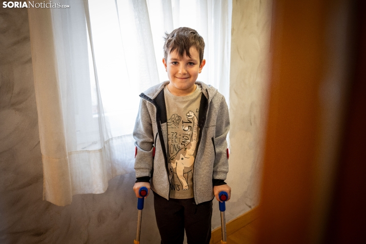 Aren quiere estudiar, pero el sistema le da silencio: la nueva batalla del niño con Perthes tras su operación urgente
