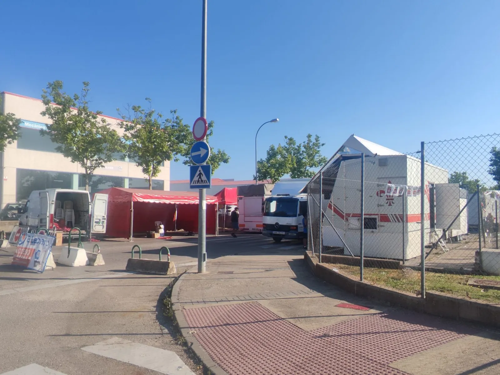 Montaje de las atracciones de feria en su nueva ubicación. | SN