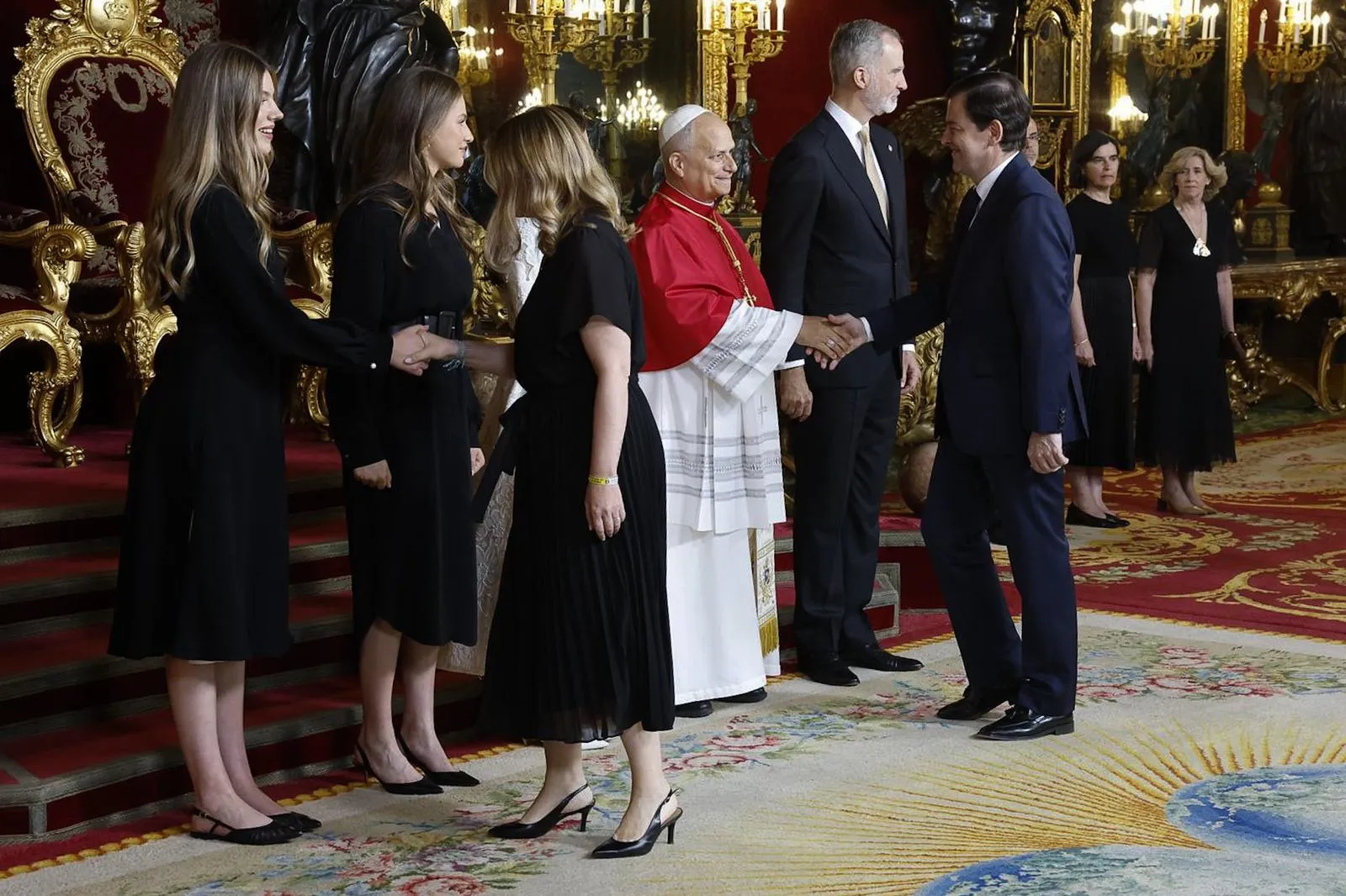 Mañueco asiste a la bienvenida del Papa León XIV en Madrid