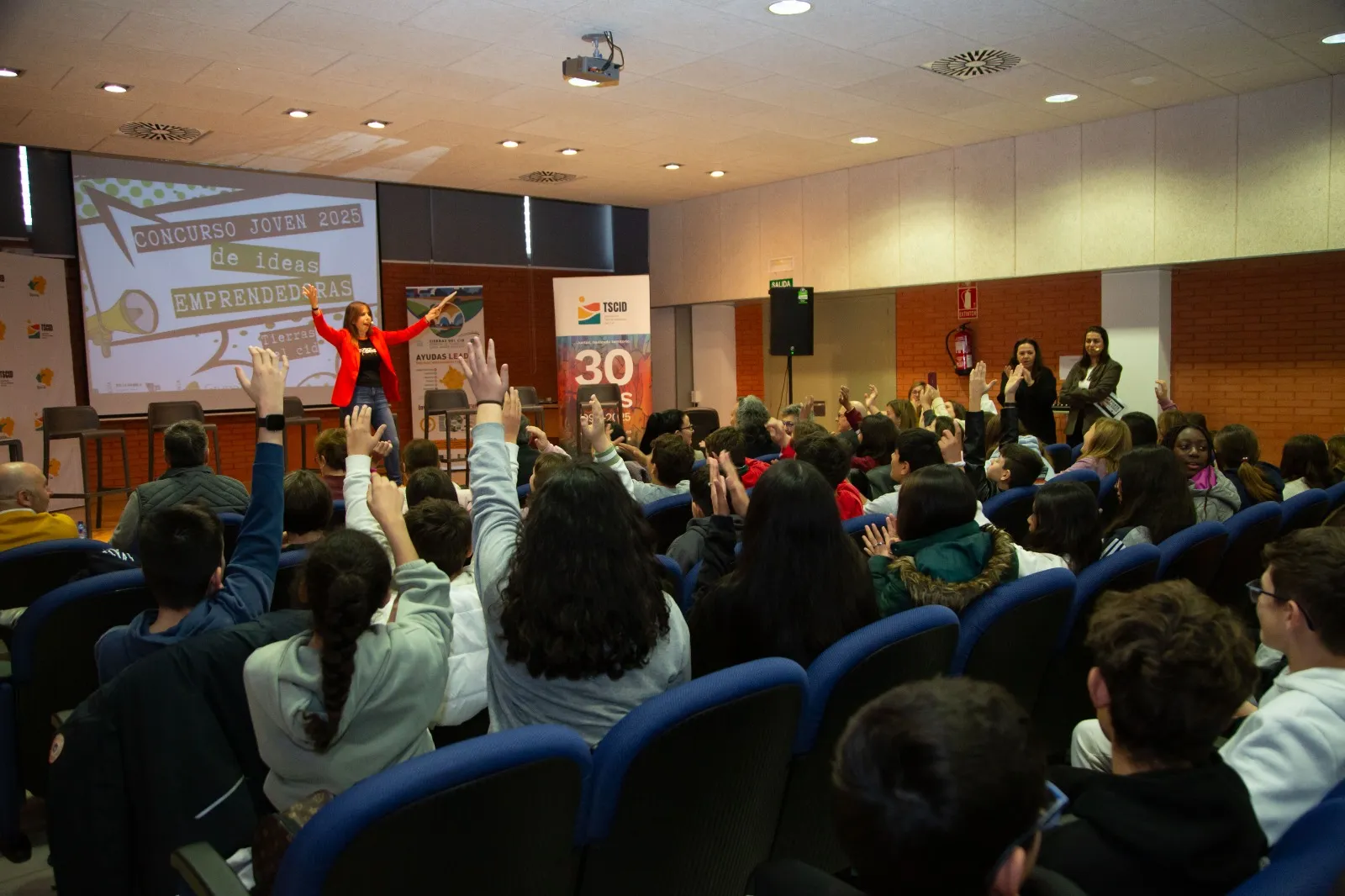 Foto 7 - M&aacute;s de 500 alumnos de San Esteban y El Burgo cierran el curso del programa emprendedor de Tierras del Cid