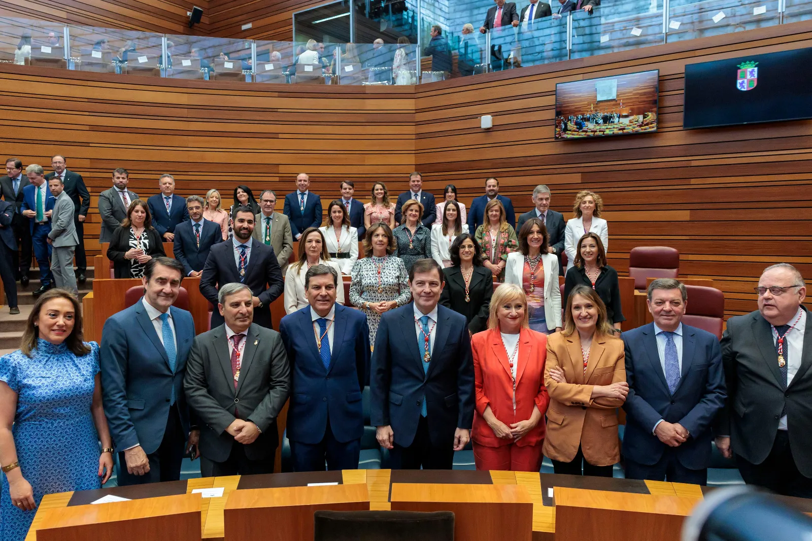 Un arropado Mañueco toma posesión como presidente de la Junta: Castilla y León no necesita reinventarse 