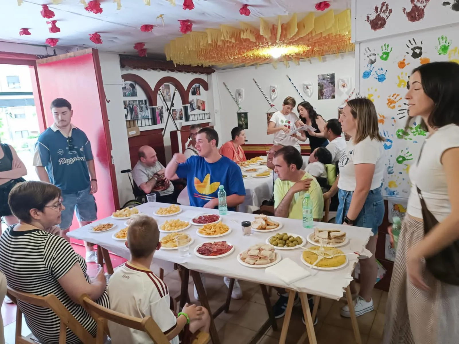 Foto 2 - M&uacute;sica, regalos y tradici&oacute;n: ASPACE Soria lleva el esp&iacute;ritu de San Juan a La Blanca