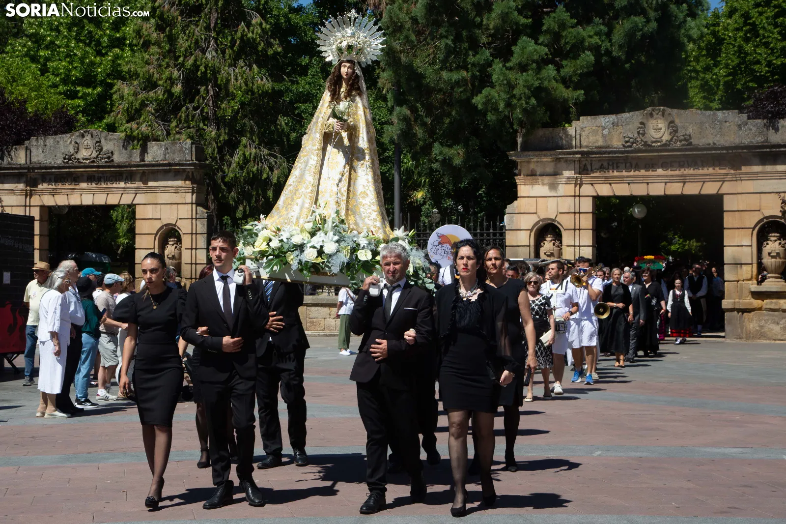 GALERÍA | La procesión del Lunes del Bailas, fiel a la devoción de los santos