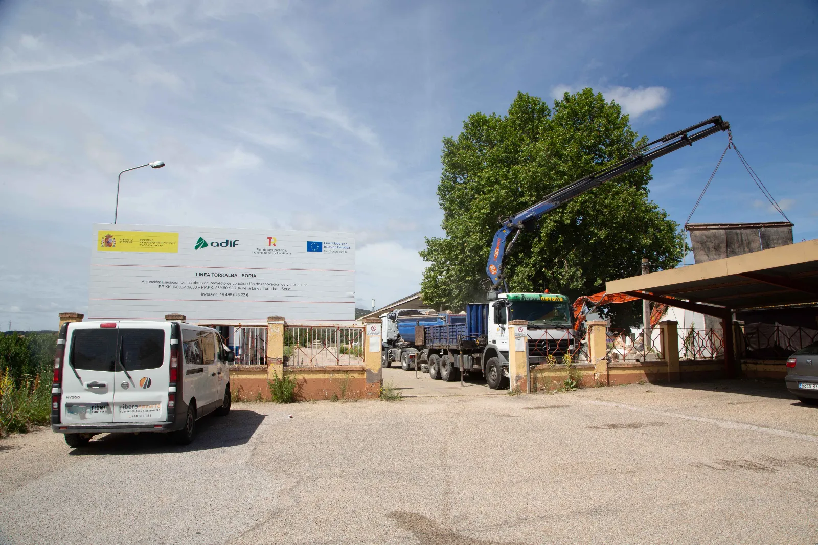 Obras de derribo, esta mañana, en la estación de tren de Soria. | María Ferrer