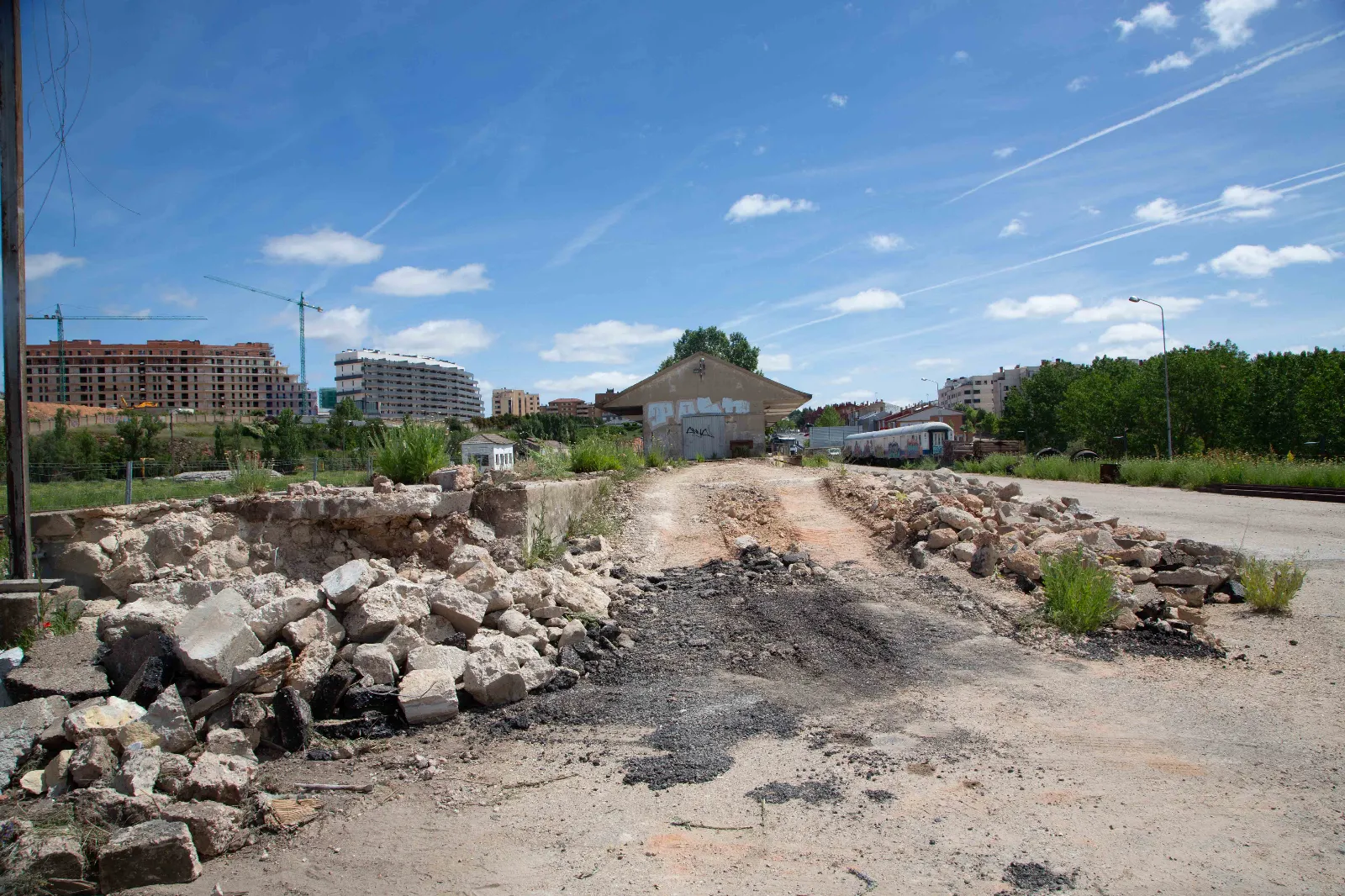 Obras de derribo, esta mañana, en la estación de tren de Soria. | María Ferrer
