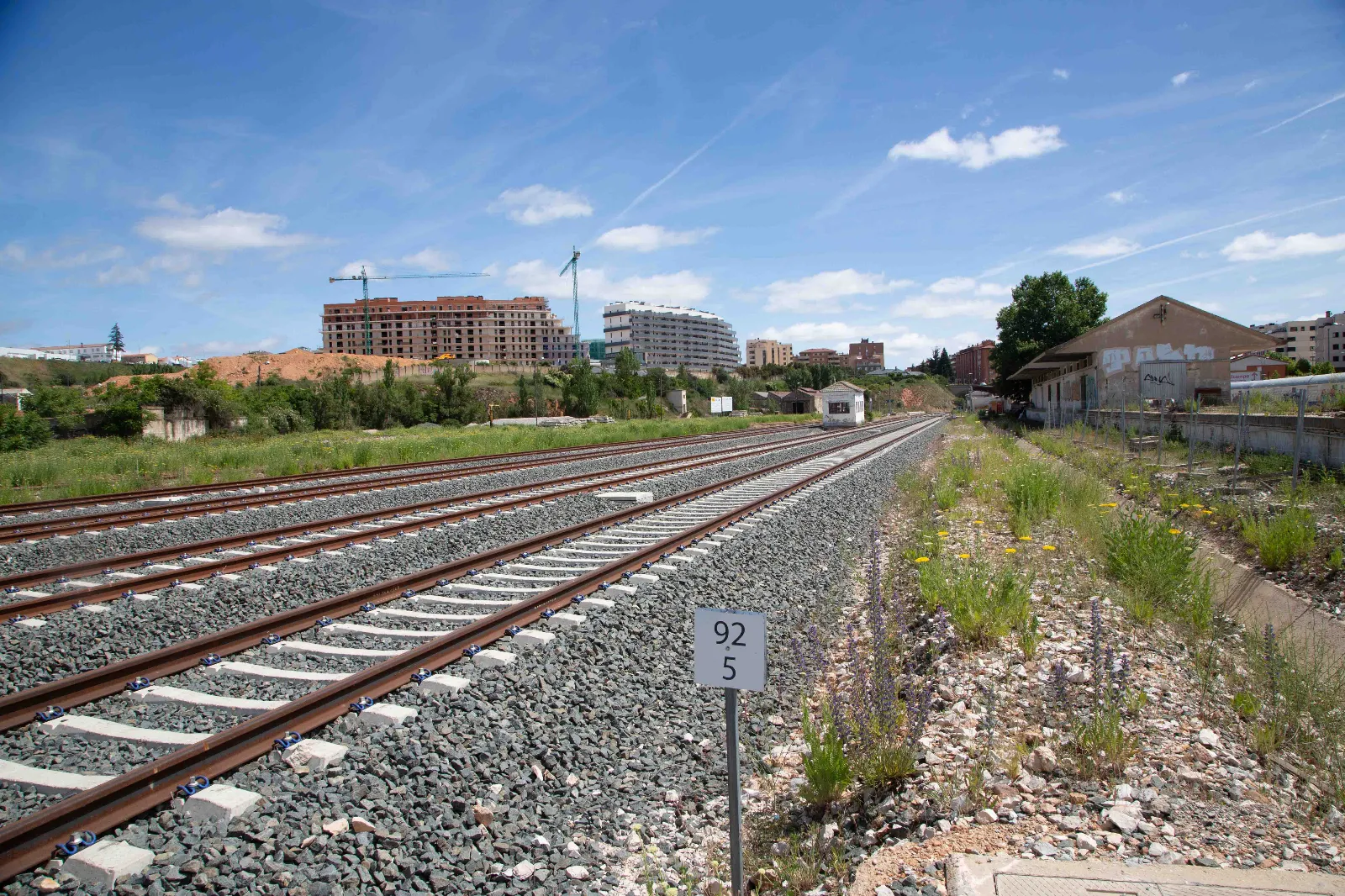 Obras de derribo, esta mañana, en la estación de tren de Soria. | María Ferrer