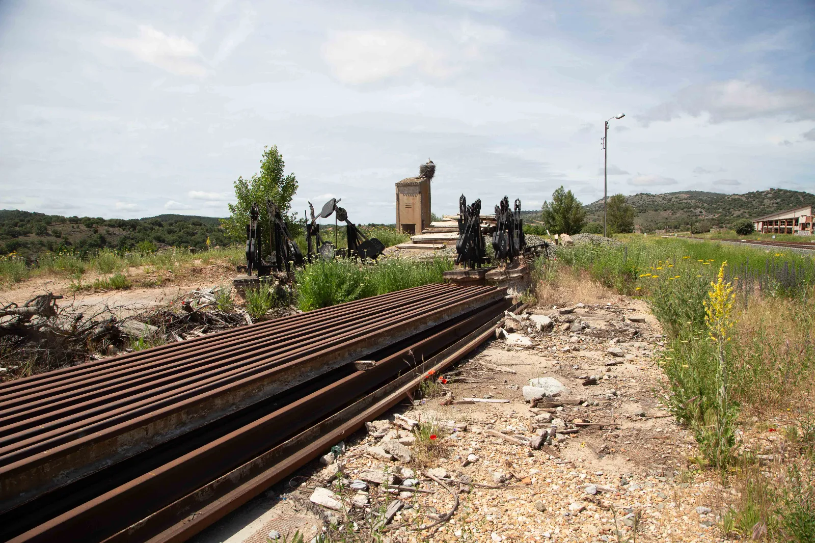 Obras de derribo, esta mañana, en la estación de tren de Soria. | María Ferrer