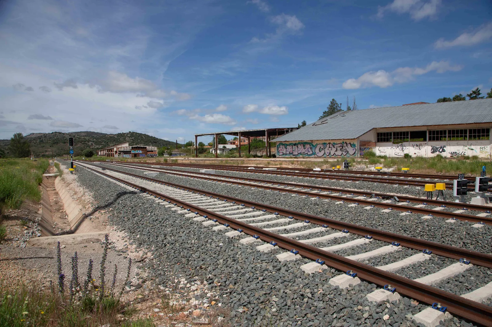 Obras de derribo, esta mañana, en la estación de tren de Soria. | María Ferrer