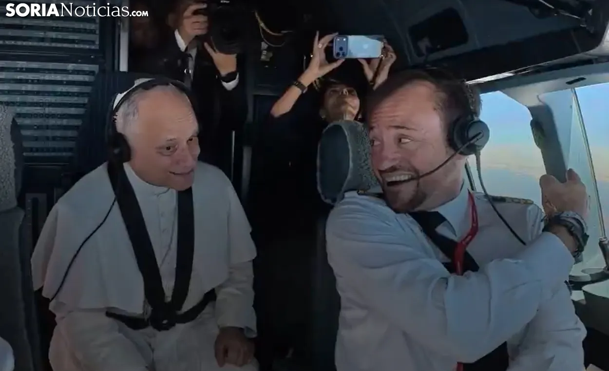 Una imagen del Papa con el comandante soriano en la cabina de la aeronave. /Iberia