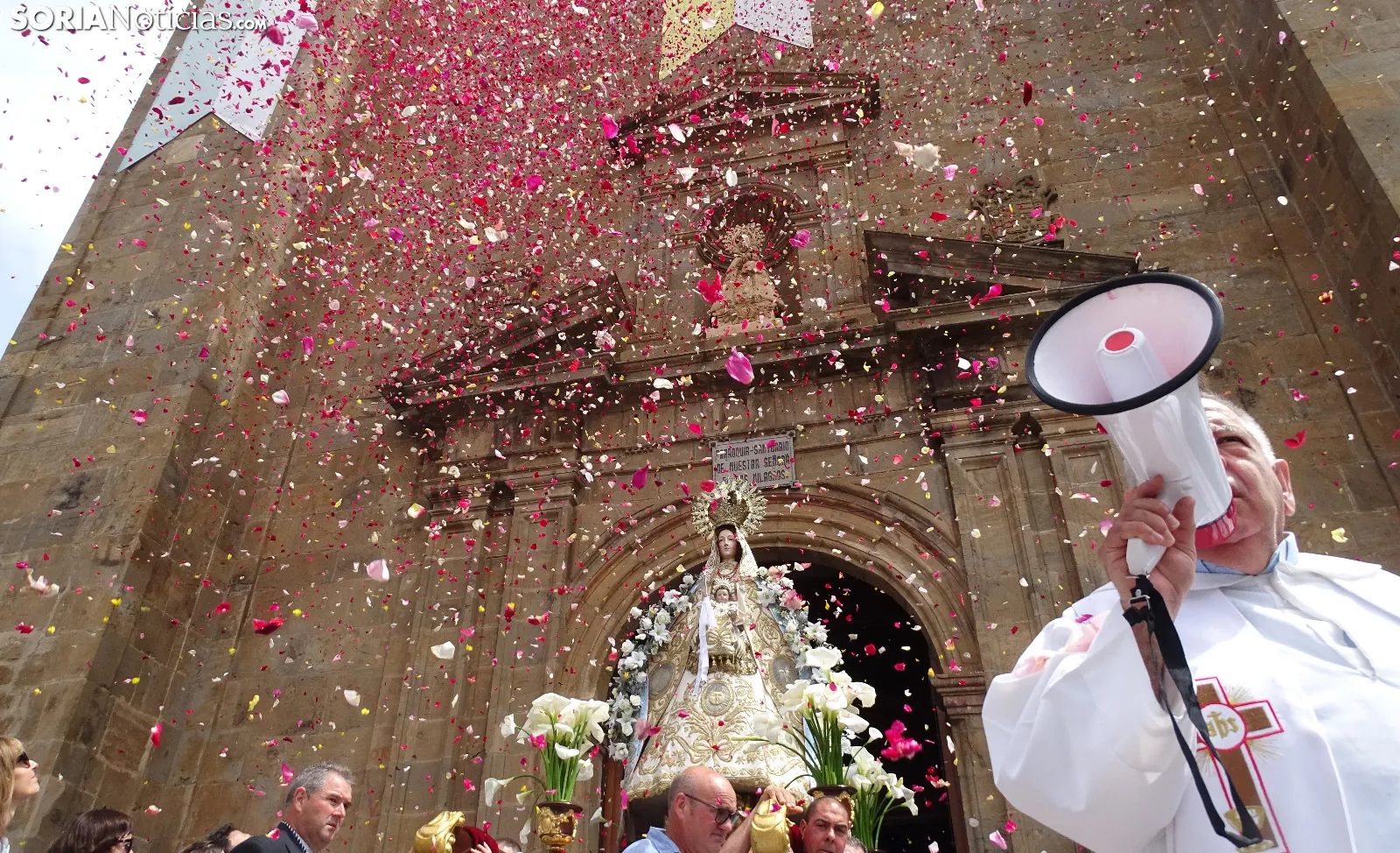 FOTOS | Loas y pétalos a la Virgen en Ágreda