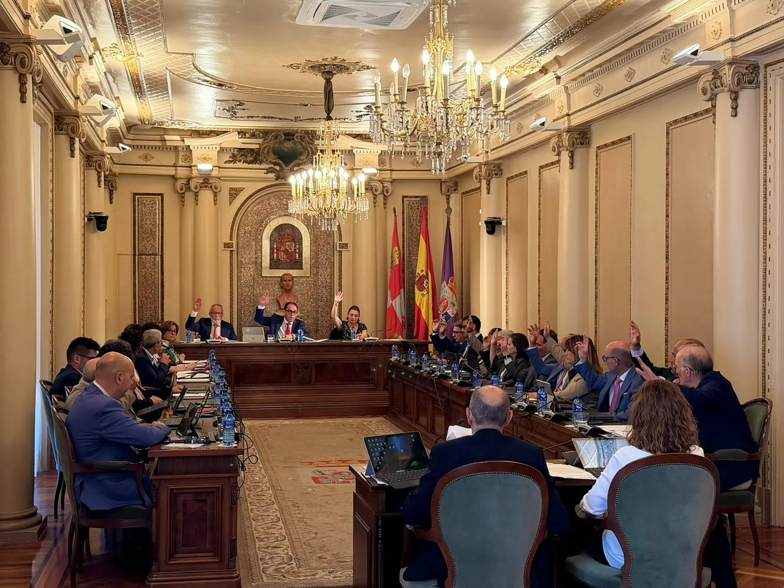 Foto 2 - "Pactan con etarras" y "les quedan dos telediarios": la crispaci&oacute;n pol&iacute;tica empa&ntilde;a el estreno de la nueva diputada