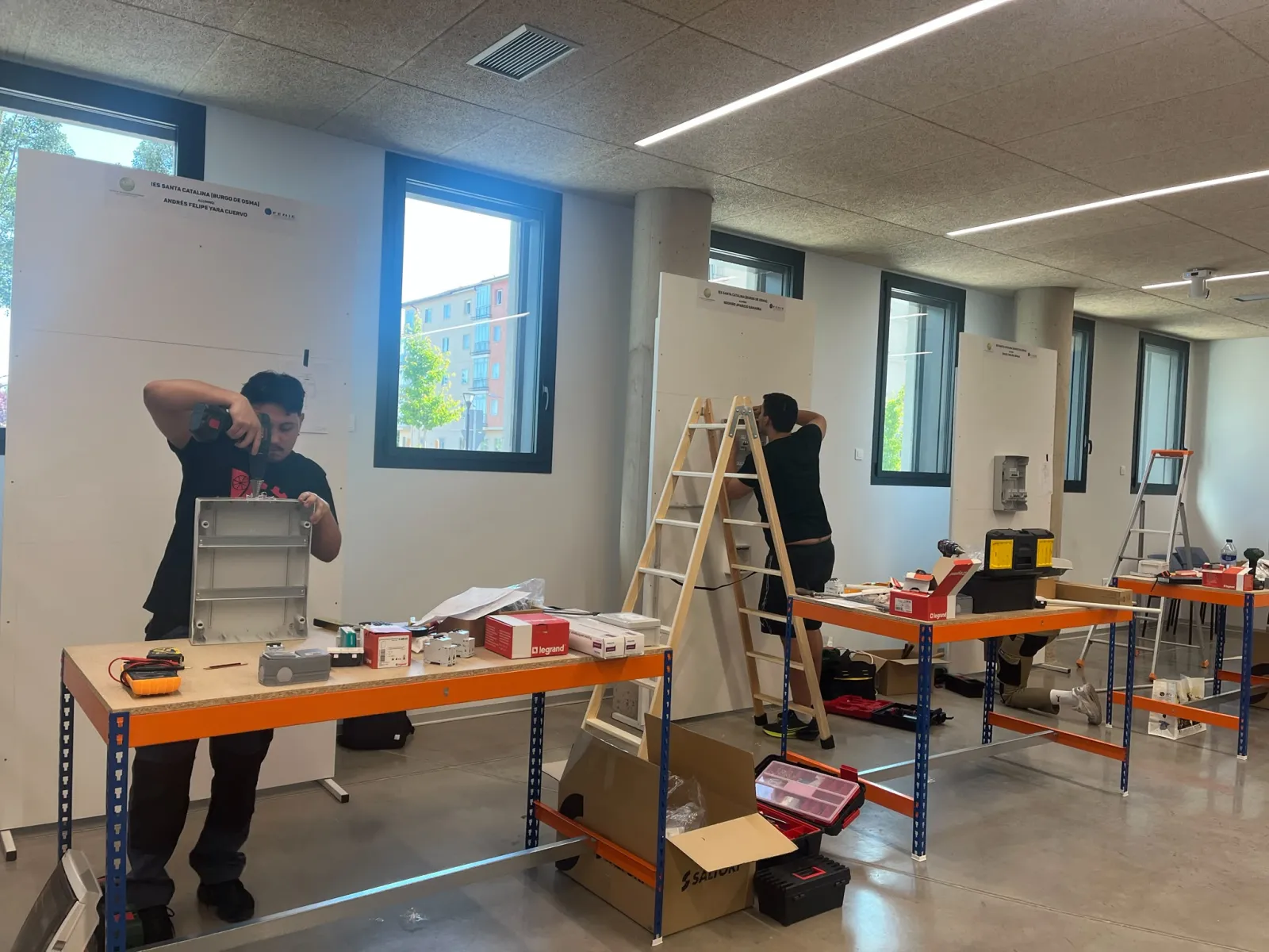 Foto 2 - Alumnos de Soria y El Burgo de Osma compiten por ser el mejor joven instalador electricista y de Telecomunicaciones