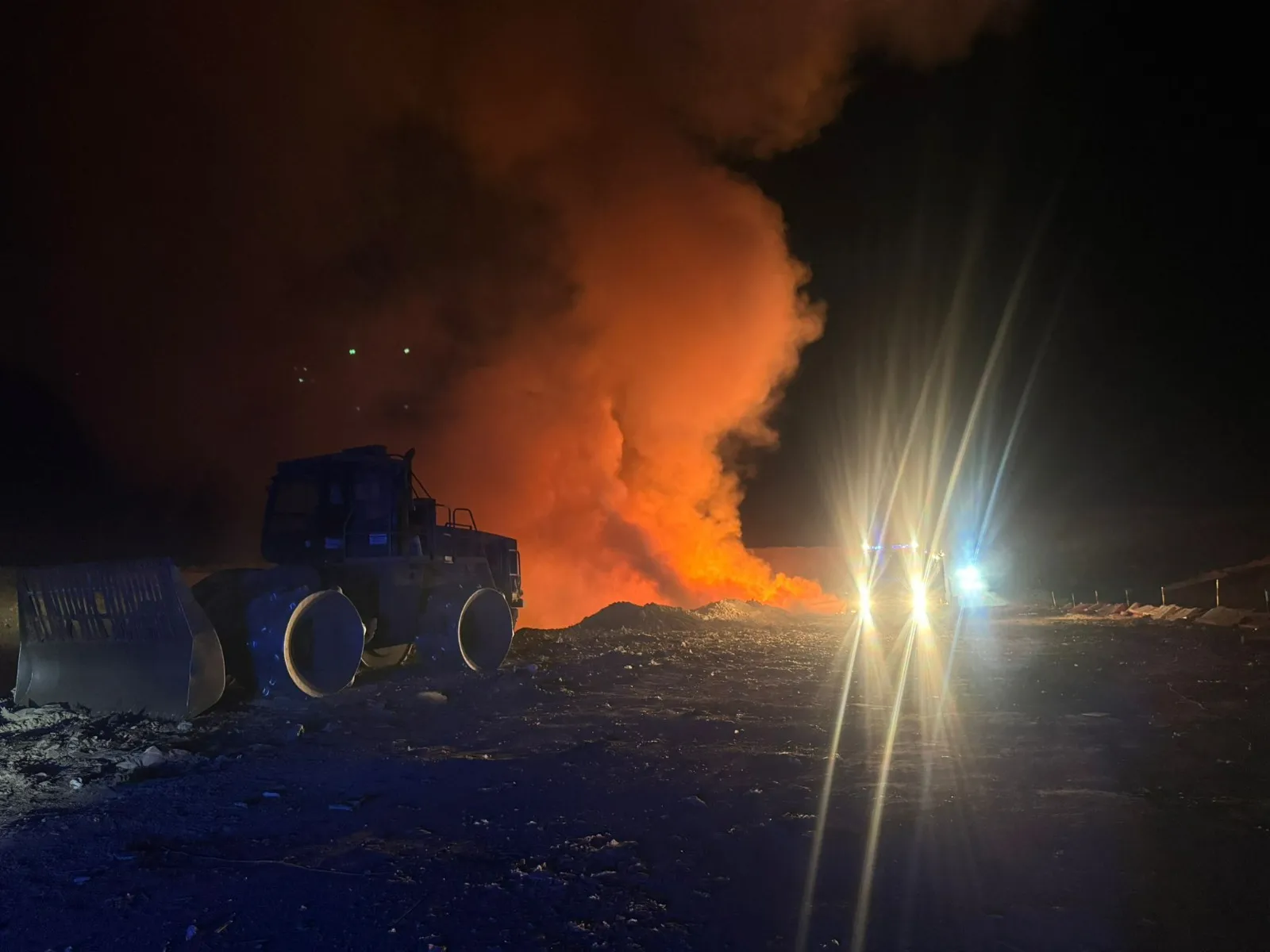 Foto 2 - Noche de llamas en el vertedero de Soria con 700 metros cuadrados afectados