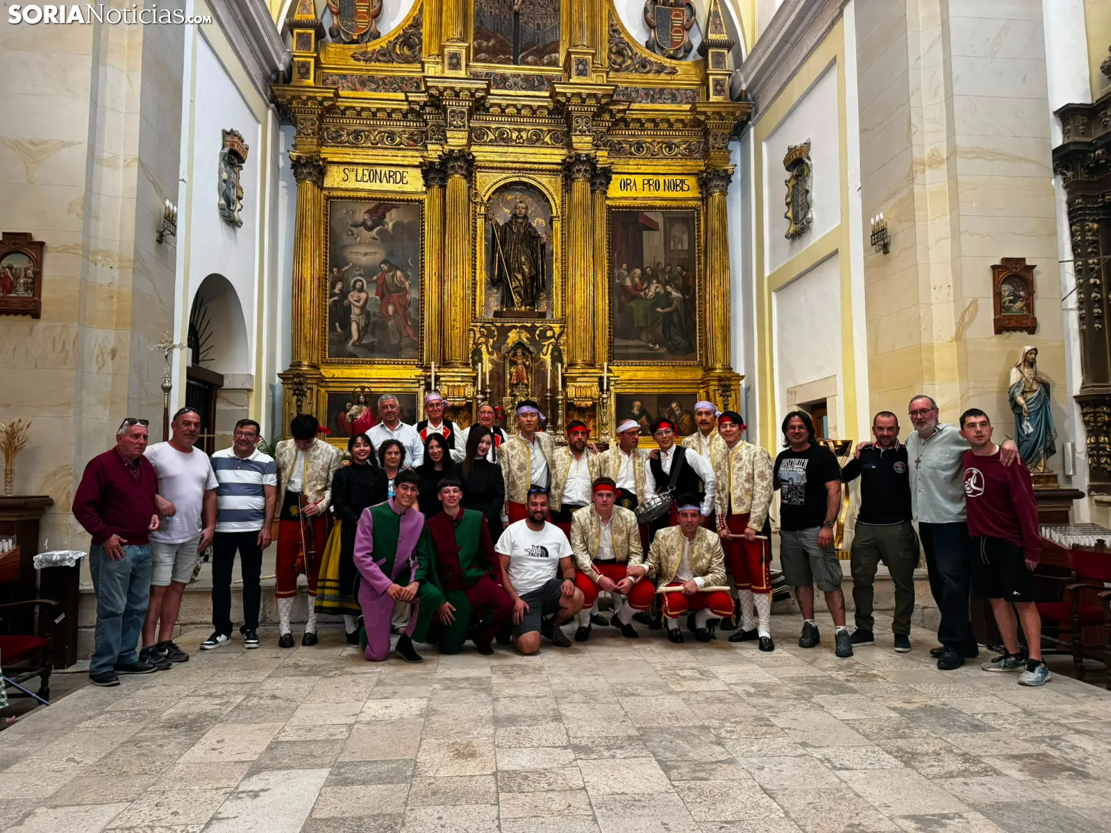 El alcalde de San Leonardo de Yagüe con los participantes del reality internacional 'What a Trip'