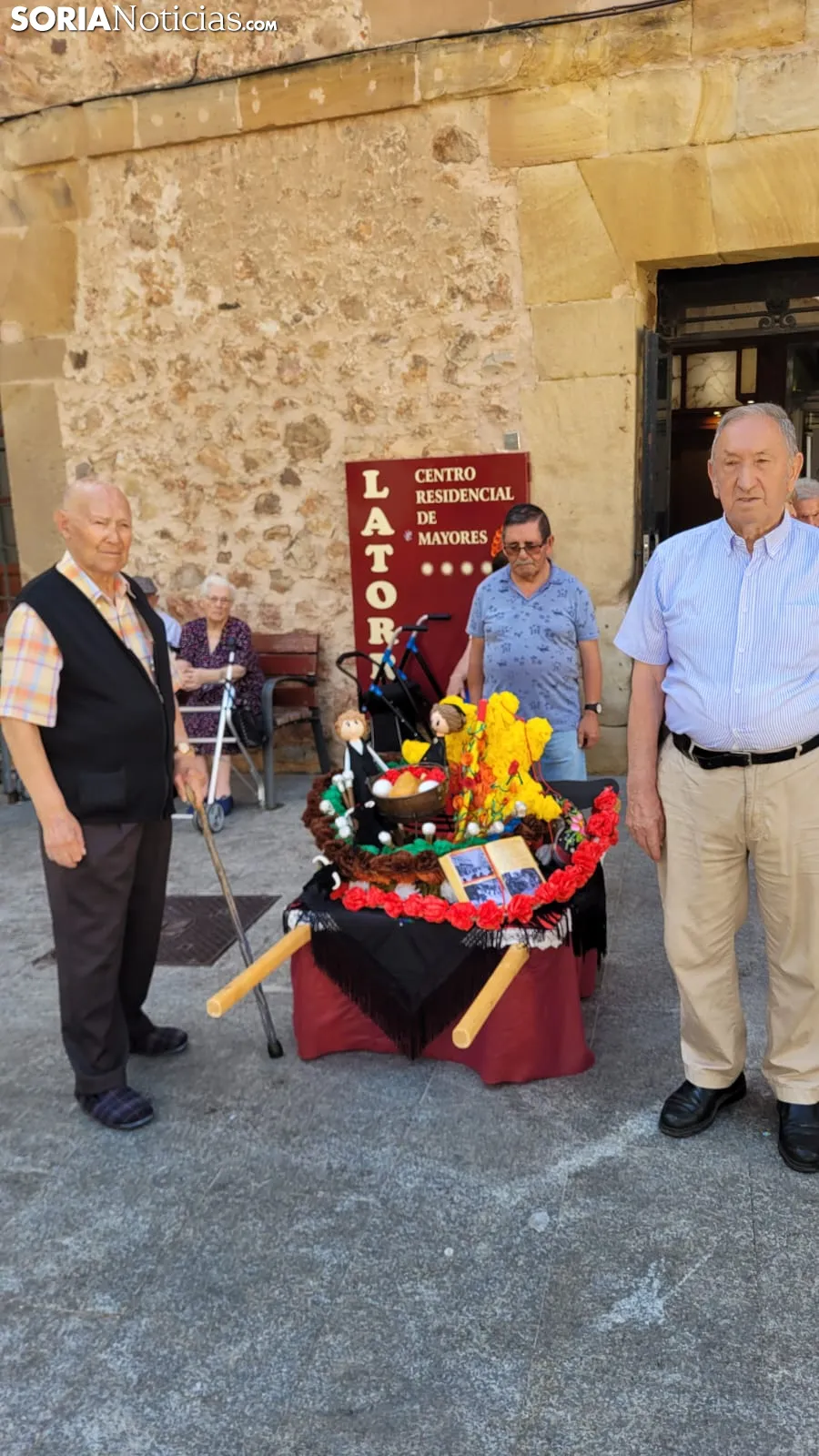 Foto 2 - La Residencia Latorre celebra su propio Domingo de Calderas