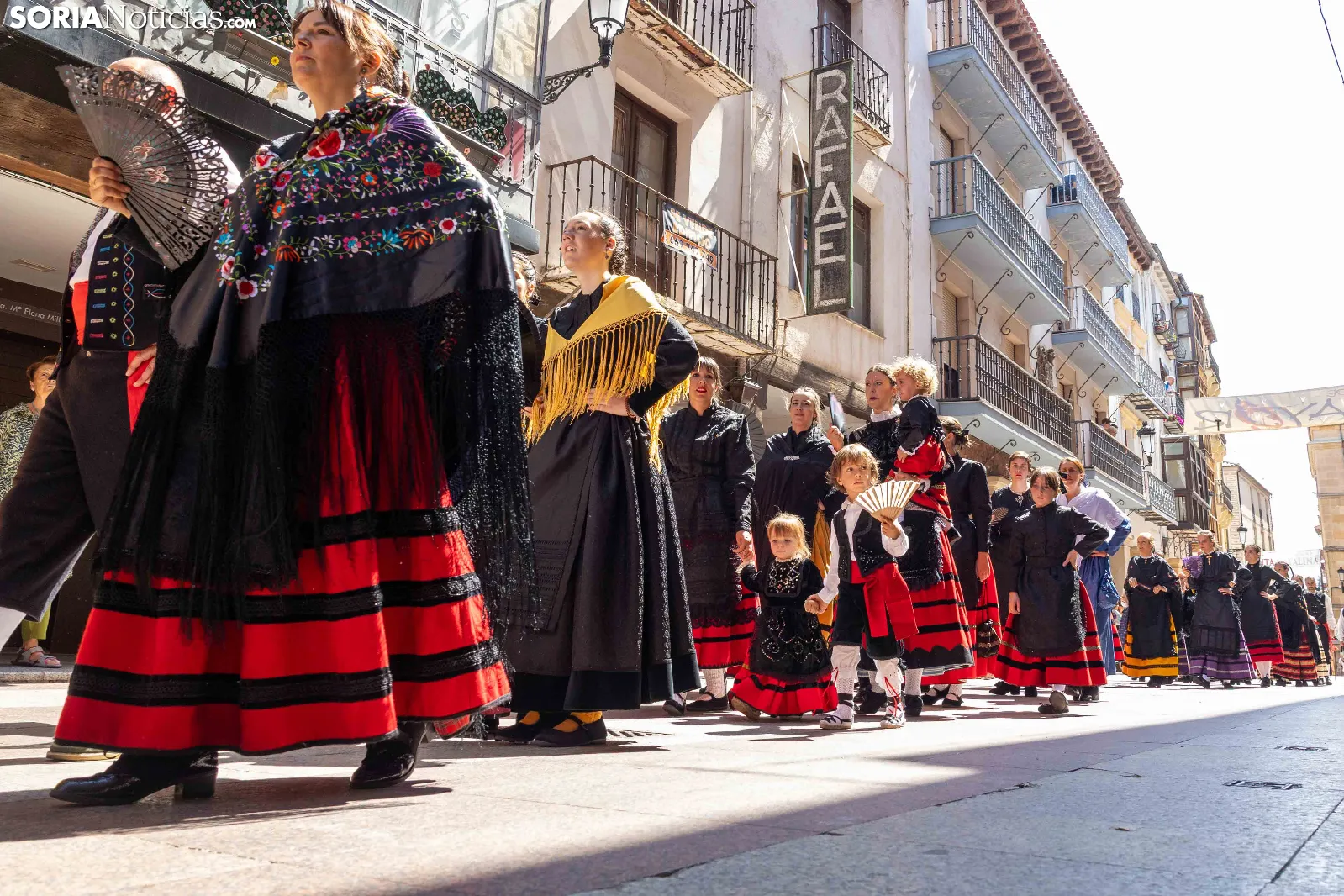 Las imágenes del desfile del Domingo de Calderas (III): San Esteban, El Salvador, Santa Bárbara y la Blanca