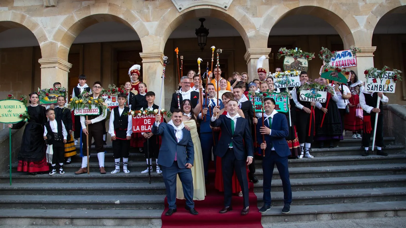 Del rosa champán al rojo sanjuanero: las juradas convierten la alfombra roja en la primera pasarela de las fiestas