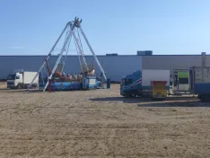 Montaje de las atracciones de feria en su nueva ubicación. | SN