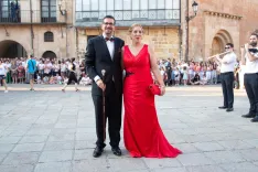 Foto 9 - Del rosa champ&aacute;n al rojo sanjuanero: las juradas convierten la alfombra roja en la primera pasarela de las fiestas