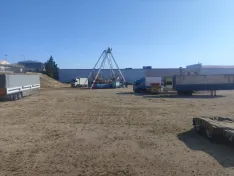 Montaje de las atracciones de feria en su nueva ubicación. | SN