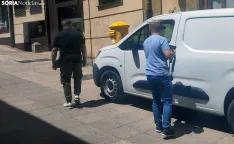 Dos de los agentes abandonando las dependencias municipales. /SN