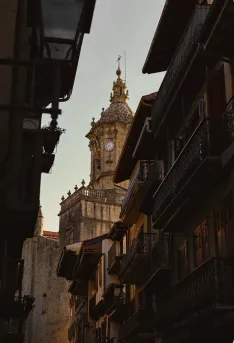 Foto 3 - El reloj de Almaz&aacute;n se cuela en la final fotogr&aacute;fica de la Red Medieval