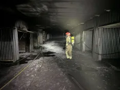 Foto 15 - El incendio de un garaje de la calle Merineros afecta a seis bloques y deja cuatro trasladados al hospital