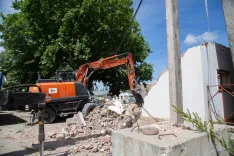 Obras de derribo, esta mañana, en la estación de tren de Soria. | María Ferrer